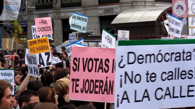 Y se ha hecho la luz en la madrileña Puerta del Sol. Durante otra semana acamparán los miles de españoles del Movimiento 15-M en reclamo de sus derechos y perenne crítica a un sistema que ha demostrado su ineficacia. Foto: http://es.wikipedia.org